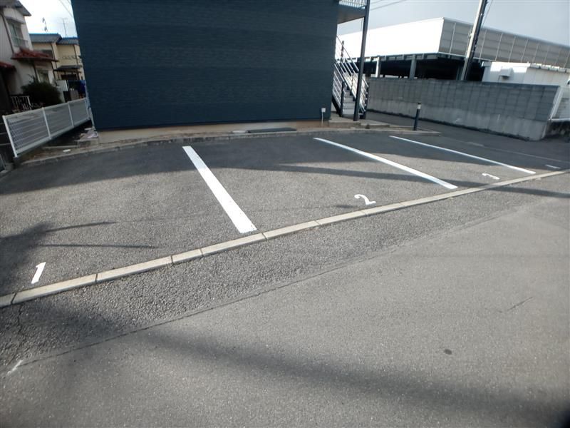 レオパレスきしの 駐車場
