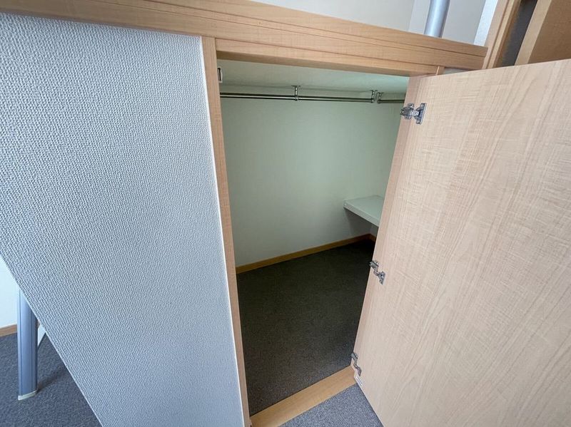 レオパレステルヌーラ彦根 収納