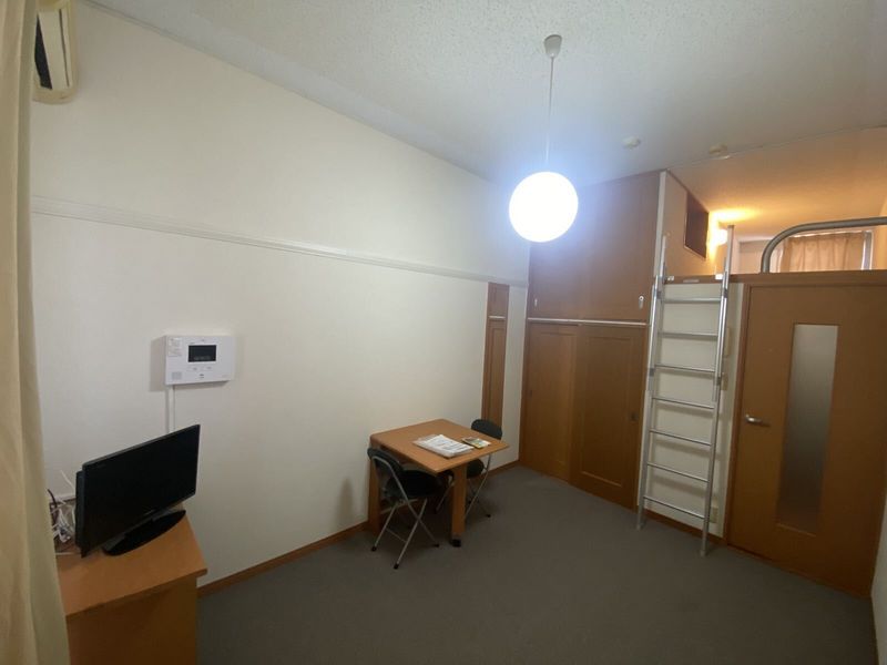 レオパレスＵ 居間