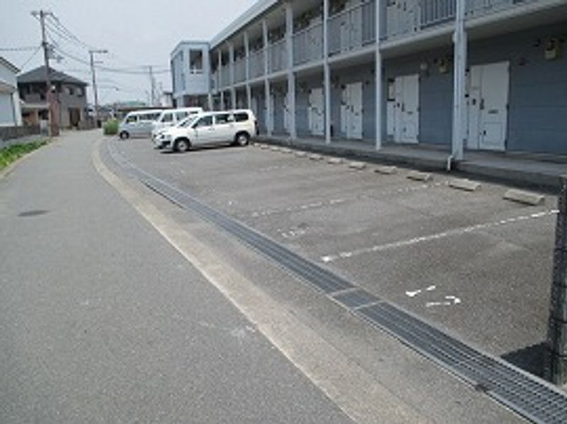 レオパレスシャルマン 駐車場