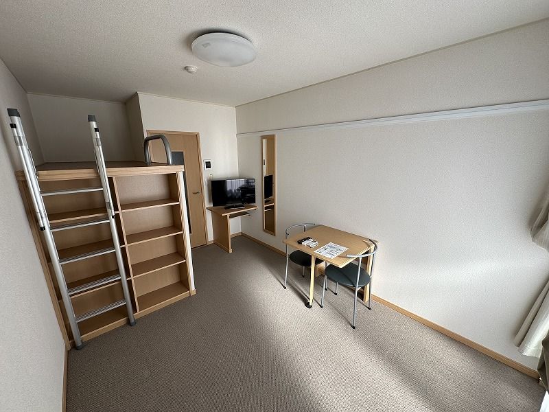 レオパレス中今泉 居間