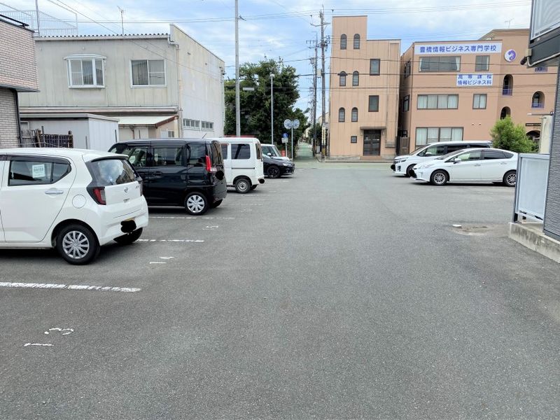 レオパレスミワ 駐車場