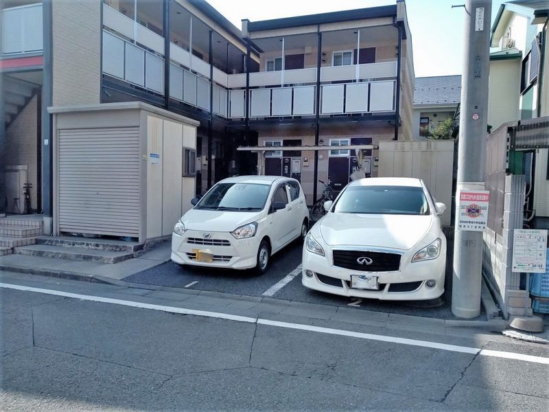 レオパレスフローラ 駐車場