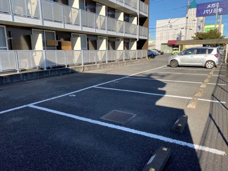 レオパレスフラワー 駐車場