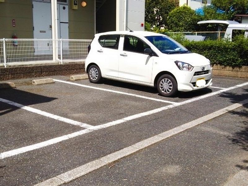 レオパレスシャイン 駐車場