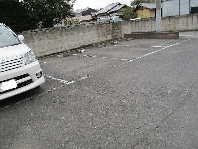 レオパレスケルンたかさき 駐車場