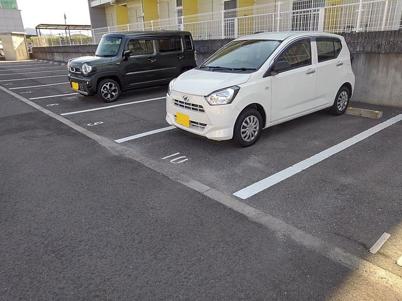 レオパレスサンメッセ 駐車場