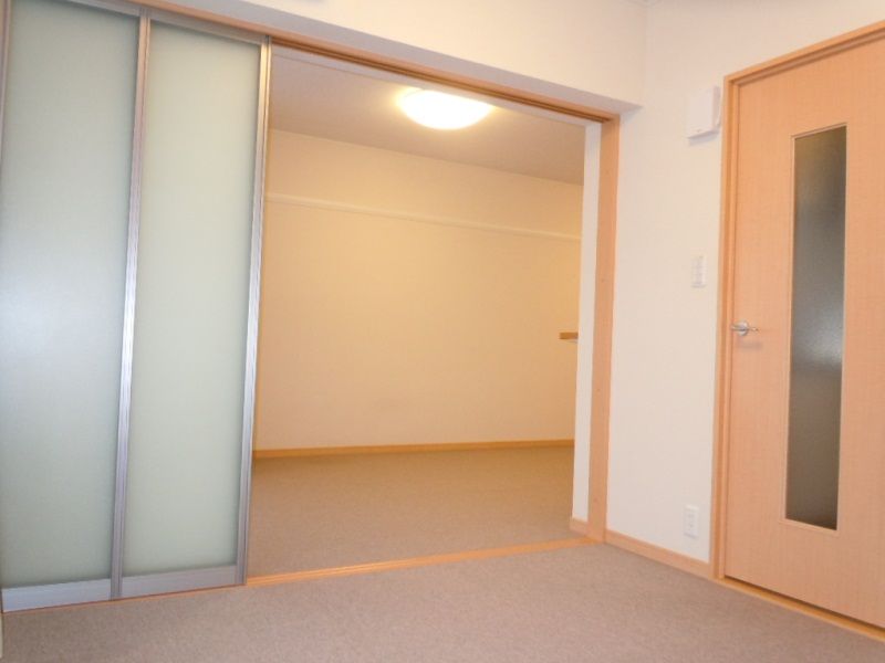レオパレスロハス富の原 居間