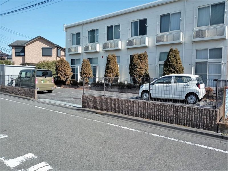 レオパレスパインヒル美女木 駐車場