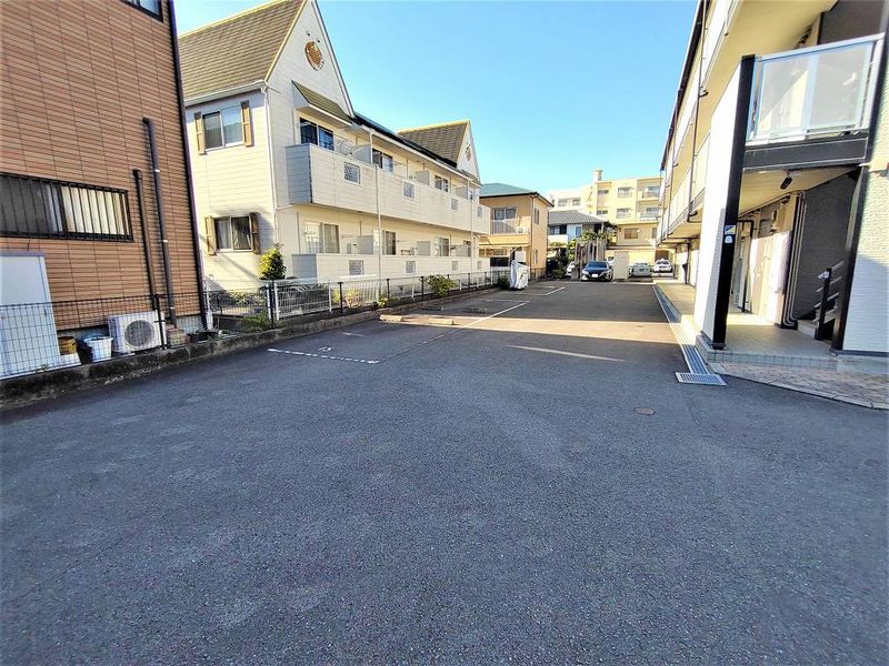レオパレスラビホワ２３ 駐車場