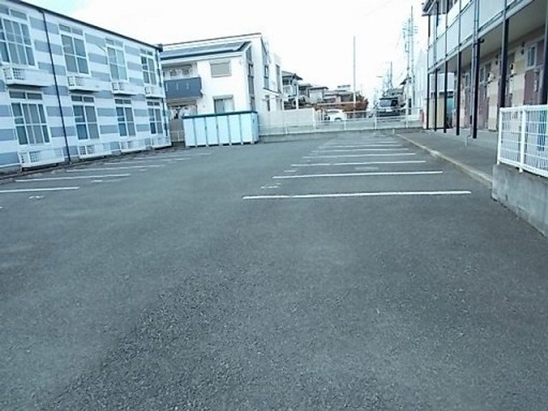 レオパレスカルチェ 駐車場