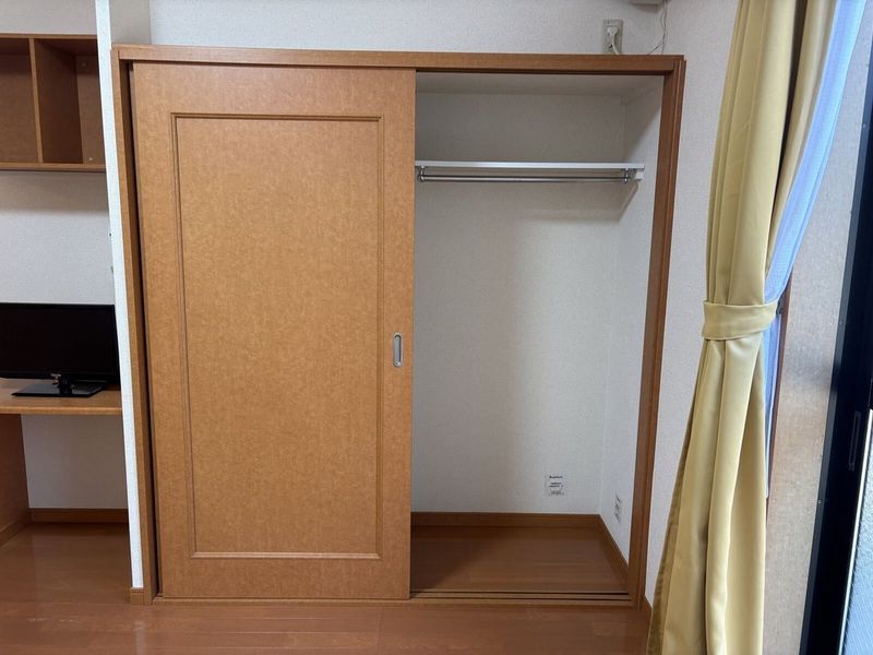 レオパレスラ　プランタン 収納