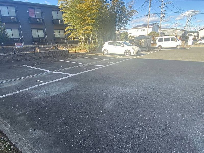 レオパレス竹 駐車場