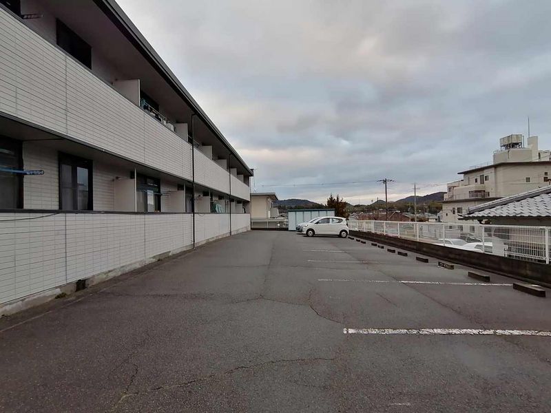 レオパレスセントティアラ 駐車場