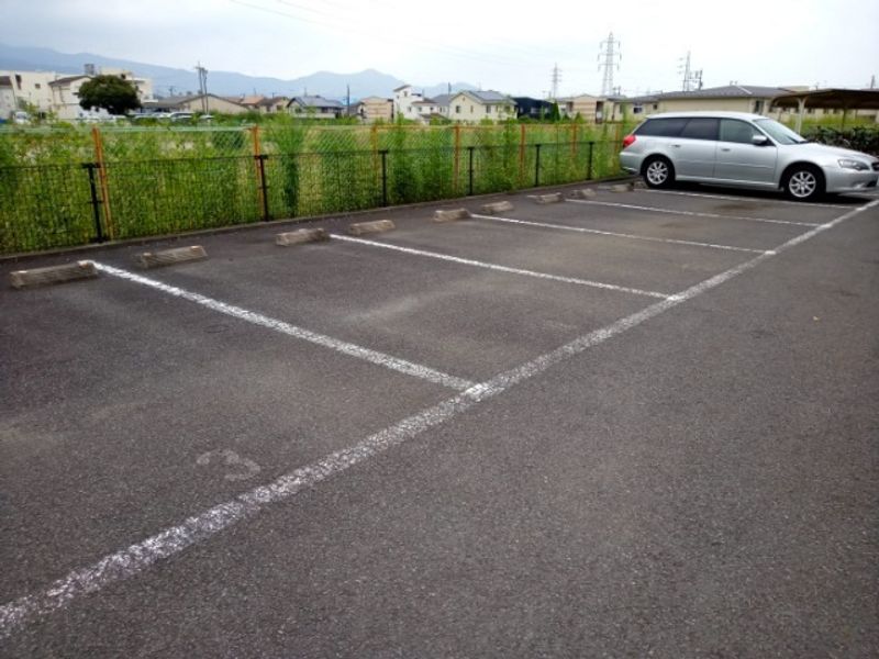 レオパレスアベニューⅡ 駐車場
