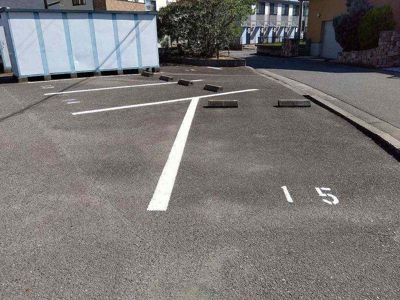 レオパレスアルナージ 駐車場