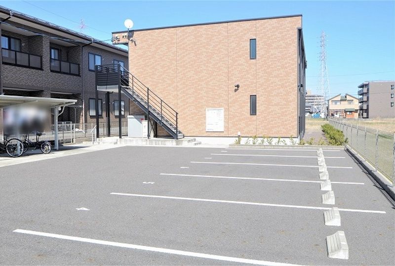 レオネクストレディアンス柳津 駐車場