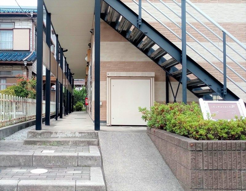 レオパレスラ　メゾン三郷 エントランス