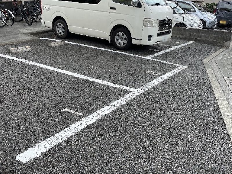 レオパレスフローリッシュ 駐車場