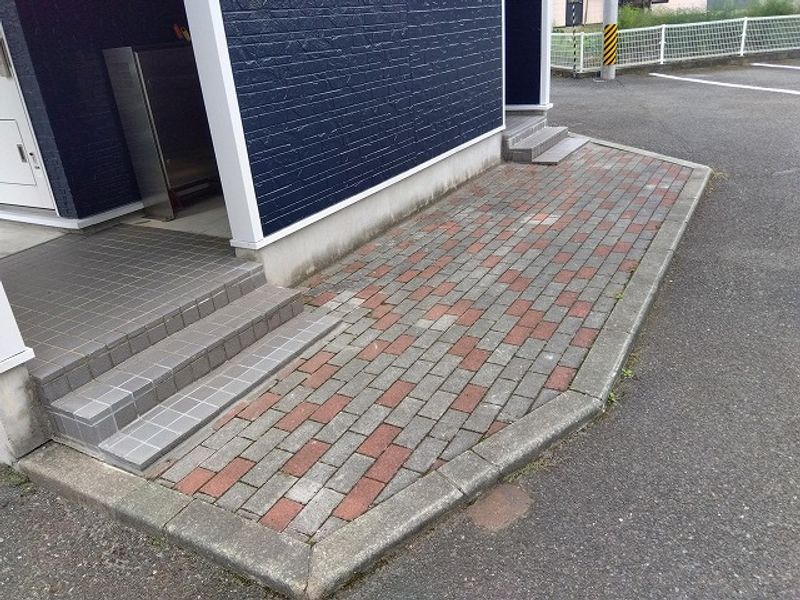 レオパレスメゾン　コンフォール エントランス