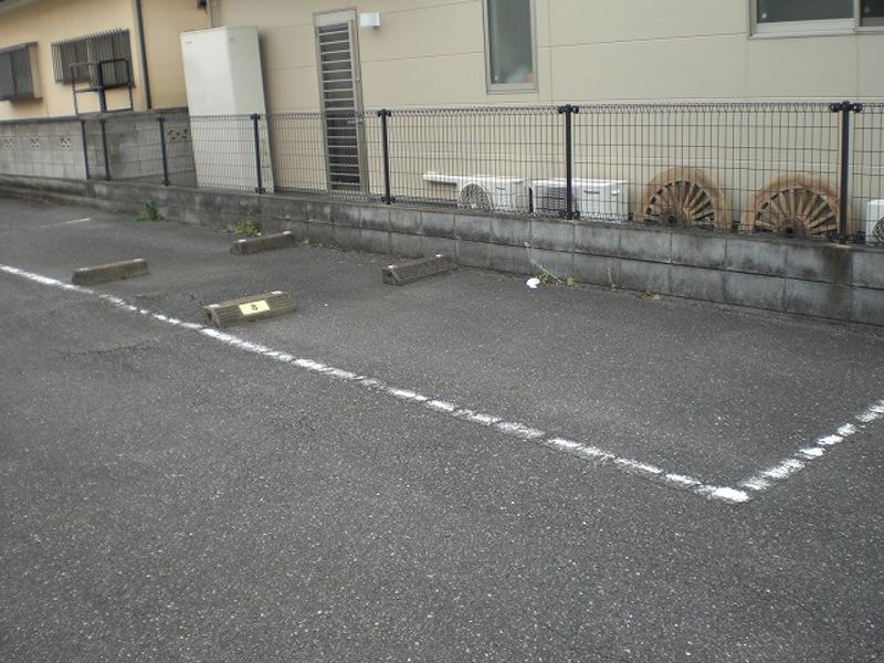 レオパレス有楽 駐車場