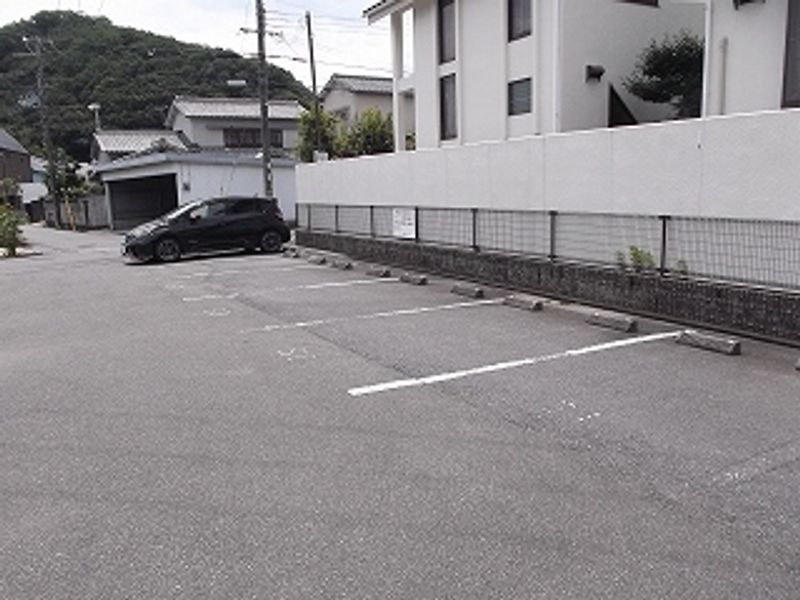レオパレスチェディｇｒｏｖｅⅡ 駐車場