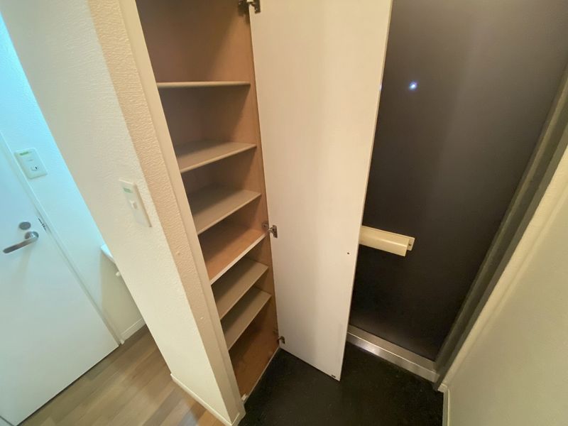 レオパレスつよし 玄関
