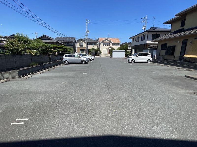 レオパレスポムール 駐車場