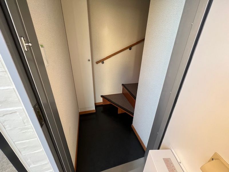レオパレスエグランティーヌ 玄関
