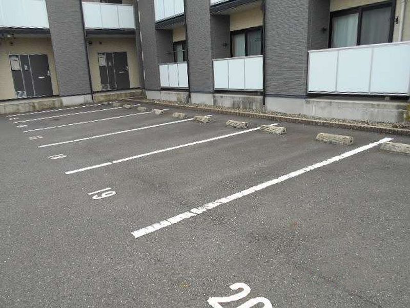 レオパレスルーツ　リミテッド 駐車場