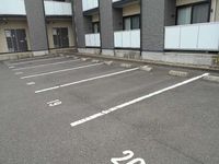 レオパレスルーツ　リミテッド 駐車場