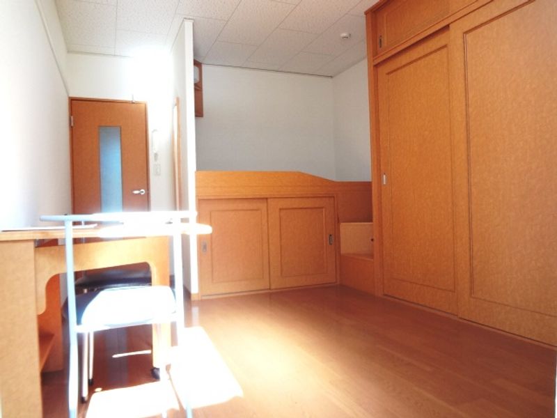 レオパレス新川 居間