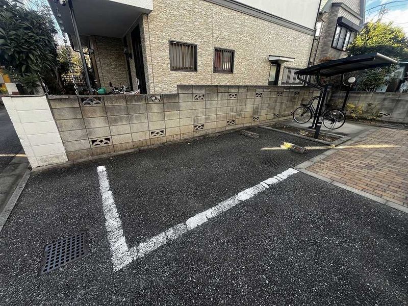 レオパレス愛風 駐車場