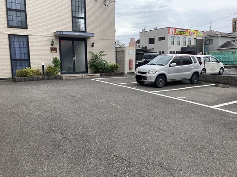 レオパレス新開 駐車場