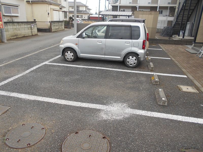 レオパレスシュトラール 駐車場