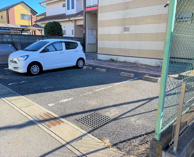 レオパレスハポネス 駐車場