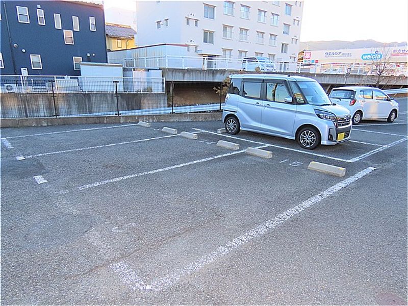 レオパレスハピネス徳間 駐車場