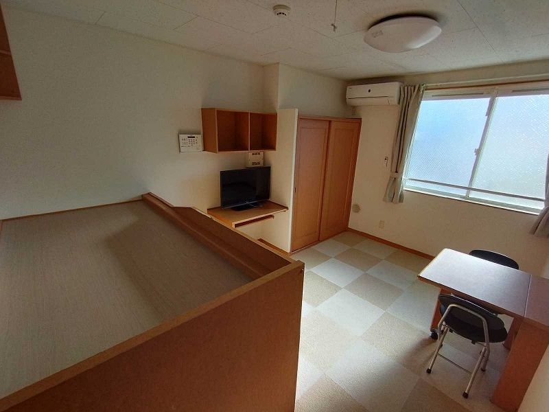 レオパレスシャンテＣ 居間