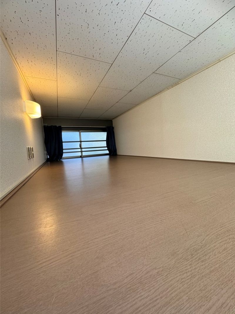 レオパレス鶴園 居間