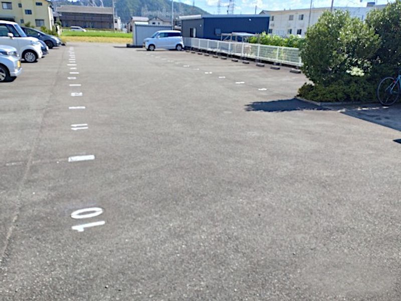 レオパレス松岡 駐車場