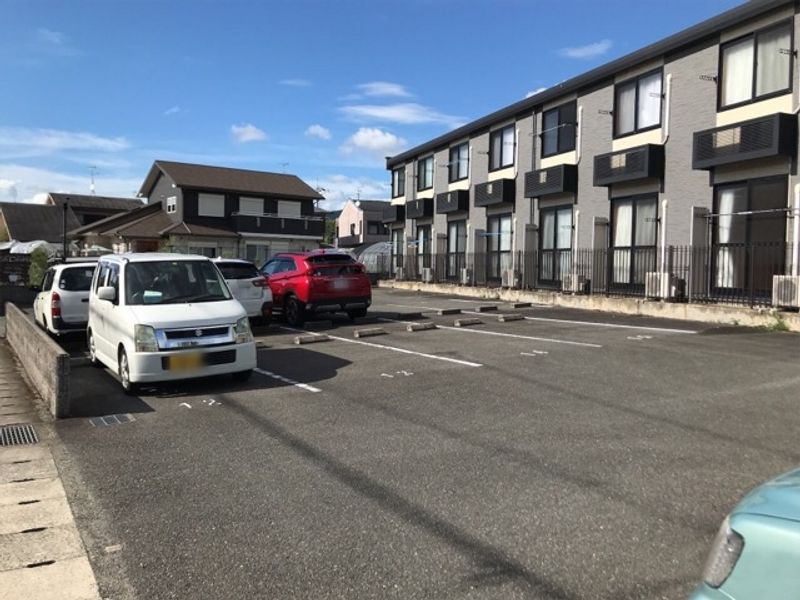 レオパレスグランドゥール 駐車場