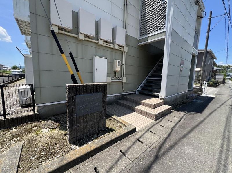 レオパレスレウニール エントランス