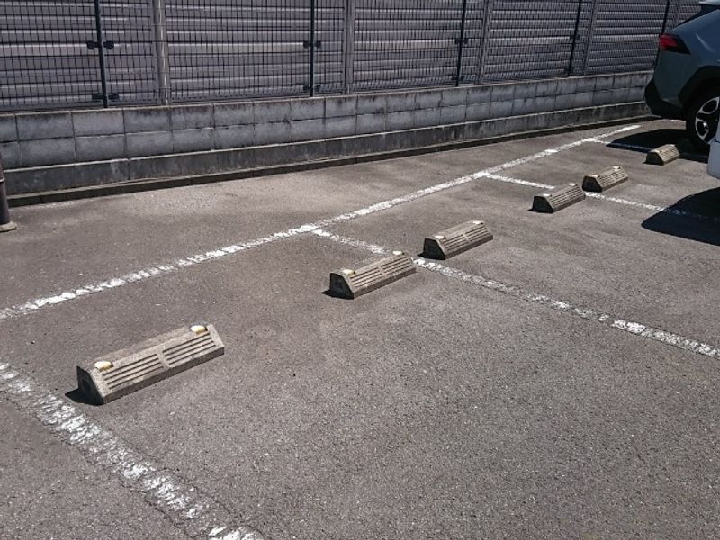 レオパレス烏帽子２ 駐車場