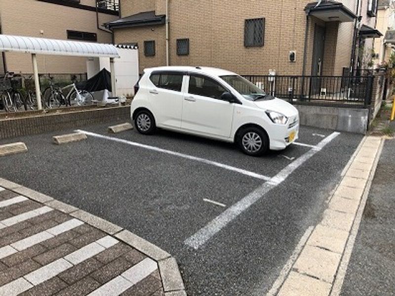 レオパレスピエナ 駐車場