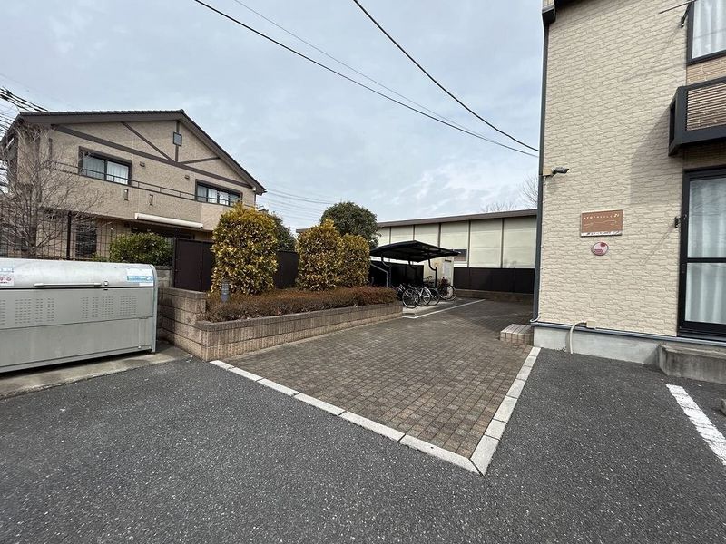 レオパレス日の出 エントランス