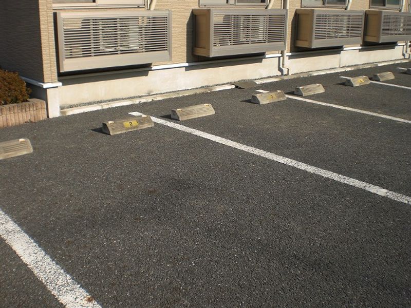 レオネクスト春日岡ファミリア 駐車場