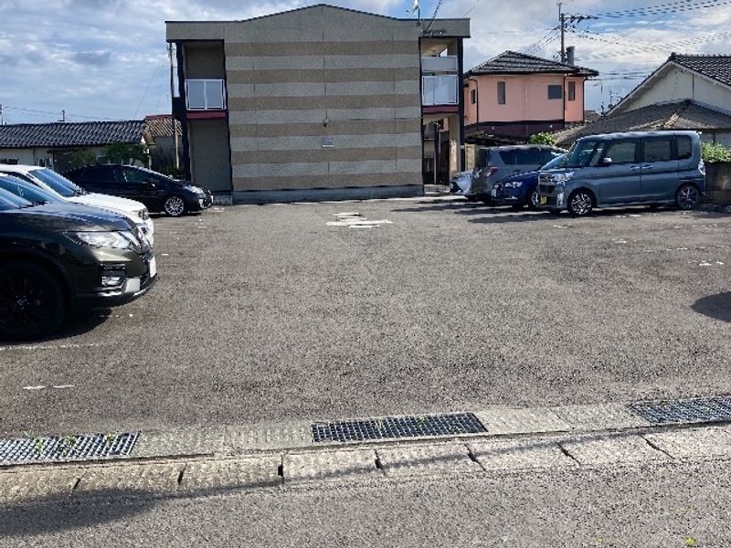 レオパレスドミール上川内 駐車場
