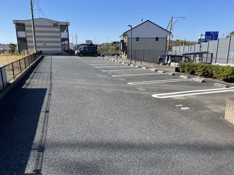 レオパレスコスモステュディオ 駐車場