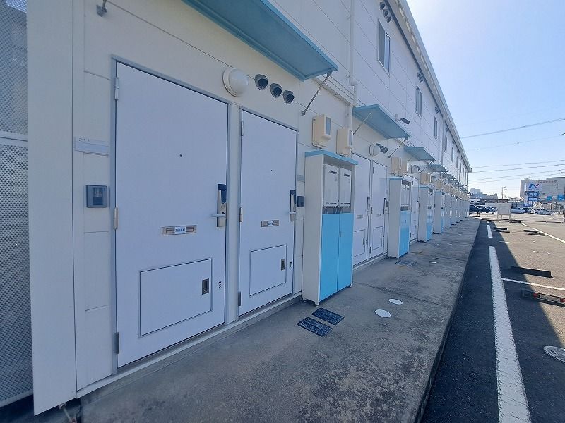 レオパレスアンビシャス 玄関