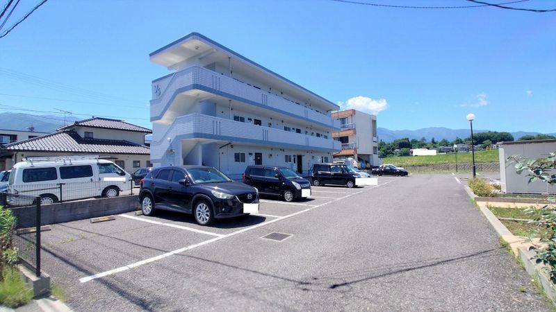 レオパレスコート伊那部 駐車場